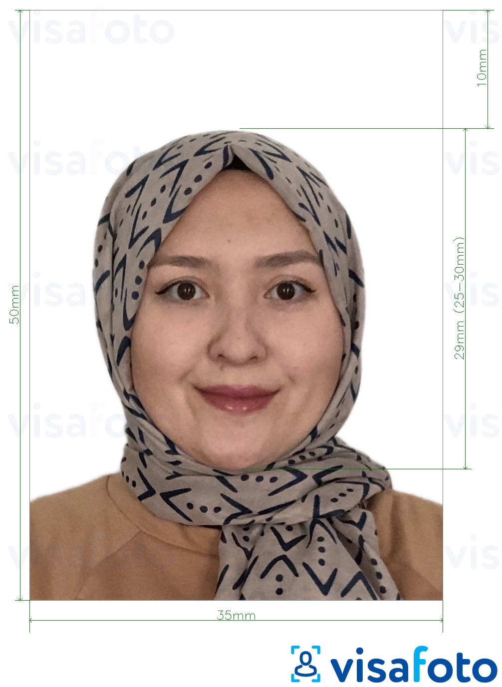 정확한 사이즈 크기의 말레이시아 여권 35x50 mm 흰색 배경 사진의 예